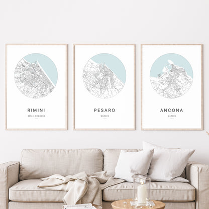 Trio d'affiches de Pesaro, Rimini et Ancona dans un salon.