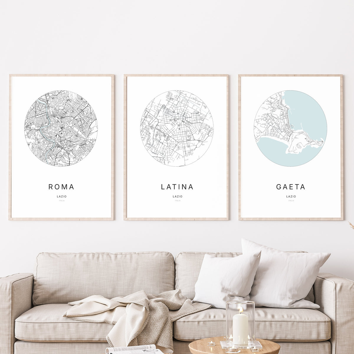 Trio d’affiches de Latina, Roma et Gaeta dans un salon.