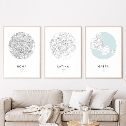 Trio d’affiches de Latina, Roma et Gaeta dans un salon.