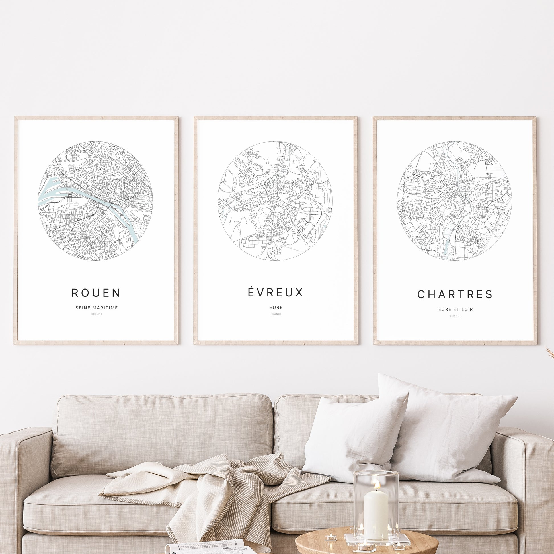 Trio d'affiches de Évreux, Rouen et Chartres dans un salon.