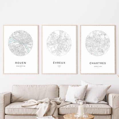 Trio d'affiches de Évreux, Rouen et Chartres dans un salon.