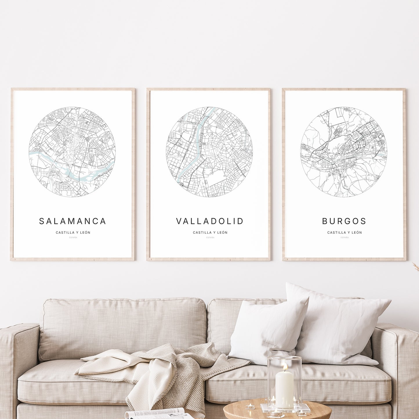 Trio d'affiches de Valladolid, Salamanca et Burgos dans un salon.
