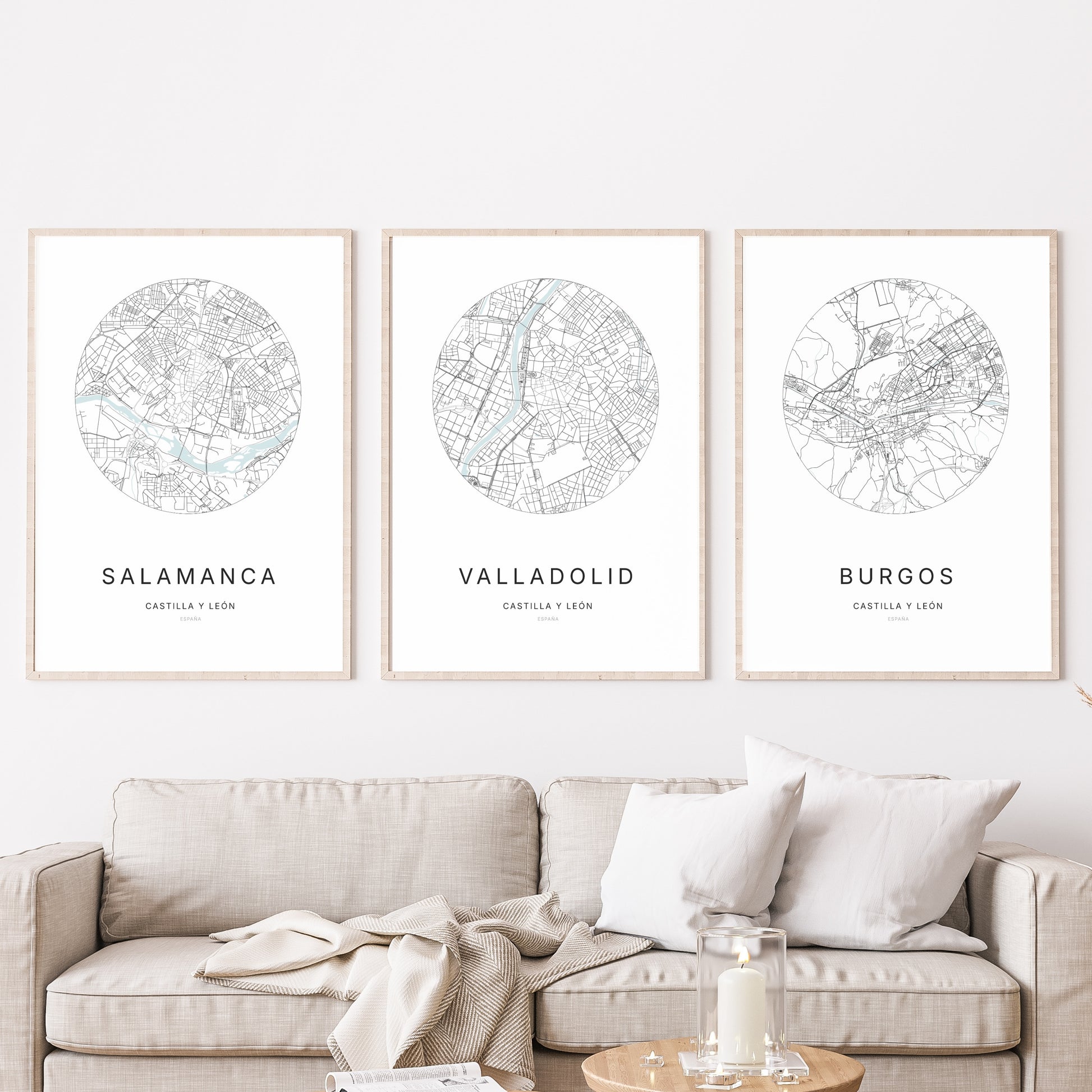 Trio d'affiches de Valladolid, Salamanca et Burgos dans un salon.