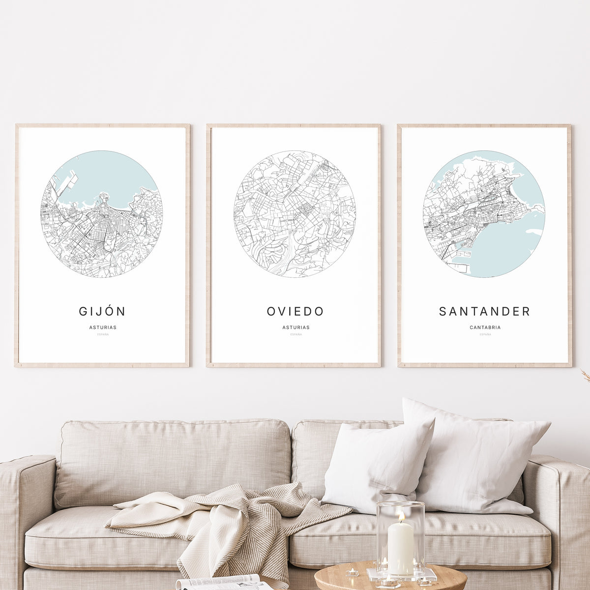 Trio d'affiches d'Oviedo, Gijón et Santander dans un salon.