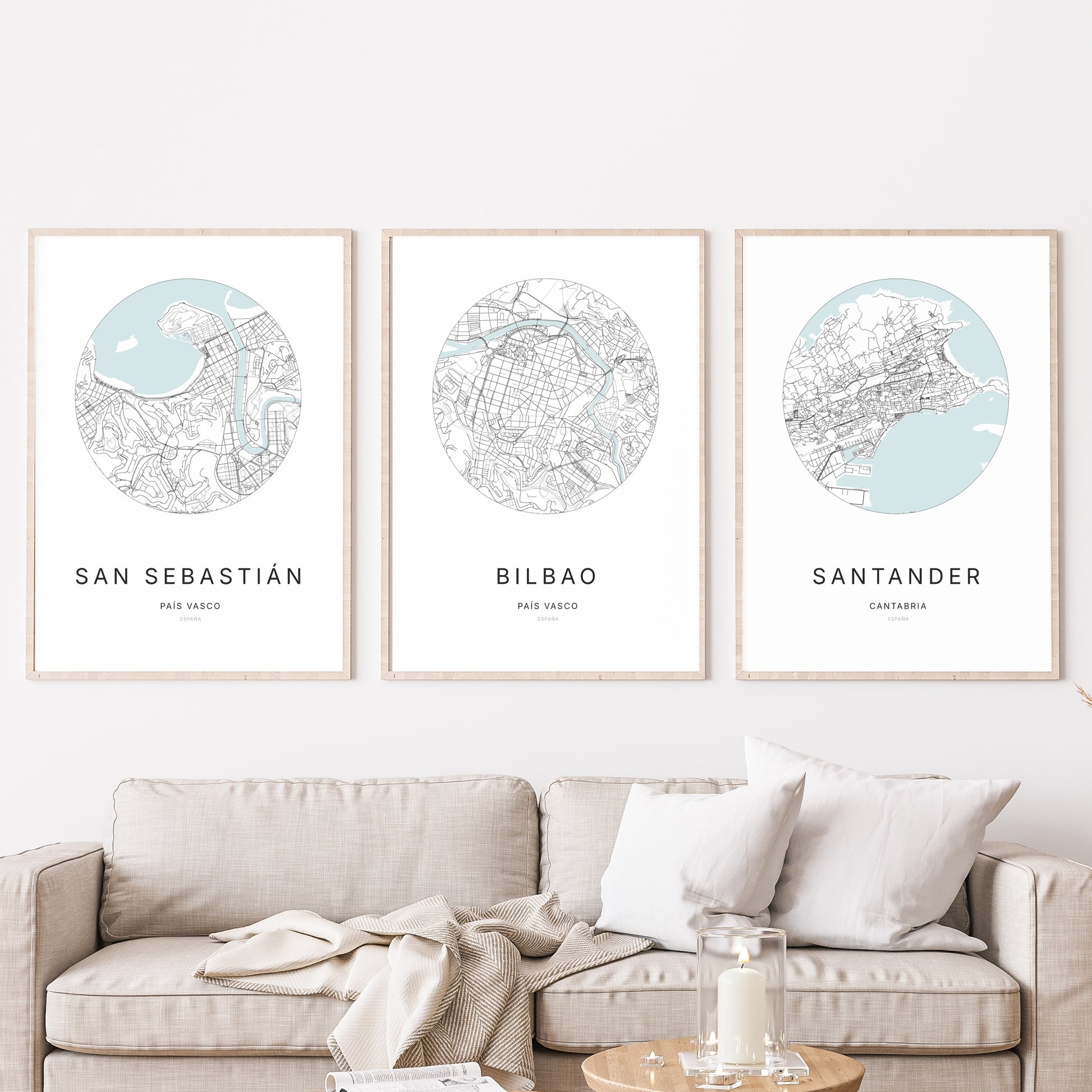 Trio d'affiches de Bilbao, San Sebastián et Santander dans un salon.