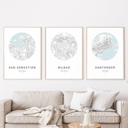 Trio d'affiches de Bilbao, San Sebastián et Santander dans un salon.