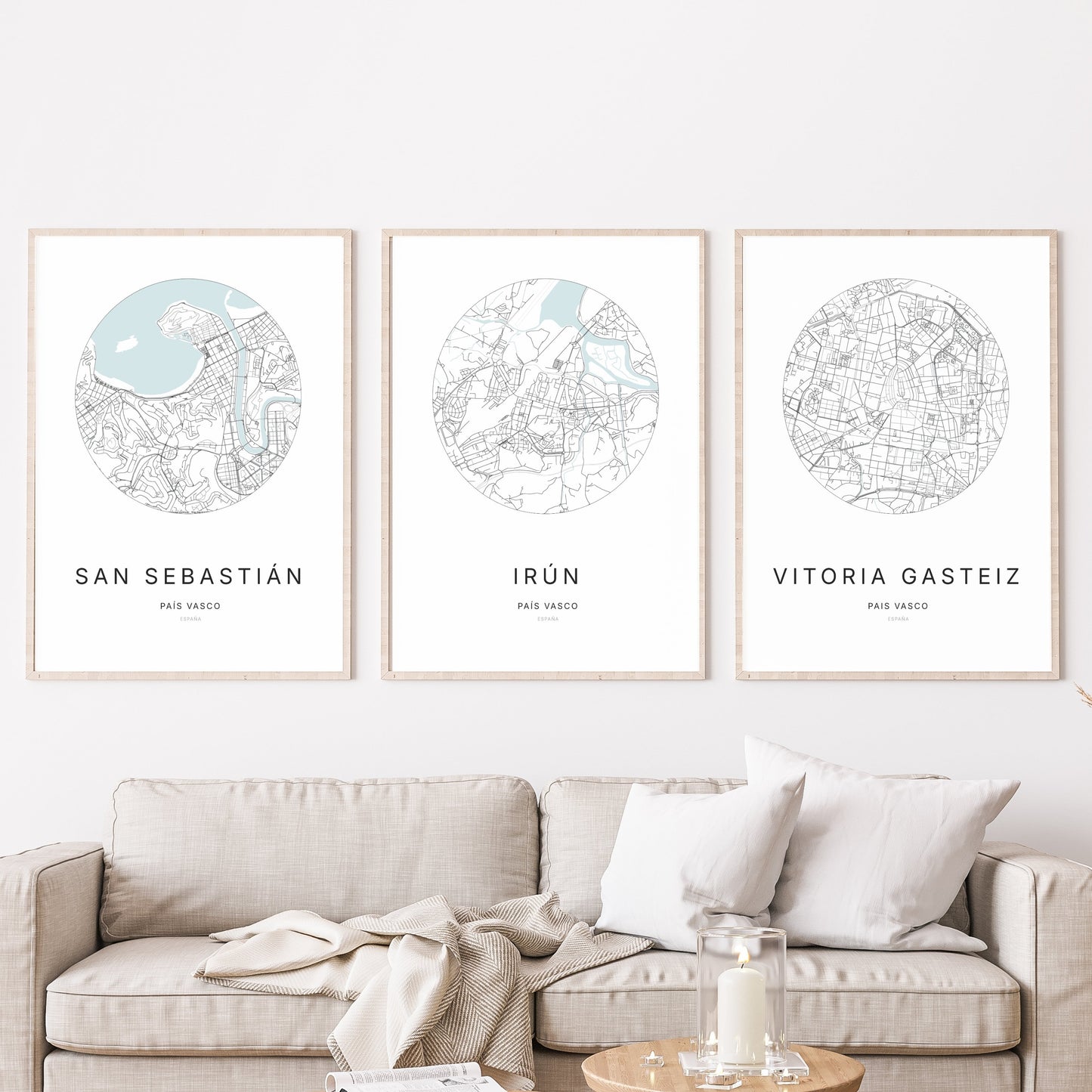 Trio d'affiches d'Irún, San Sebastián et Vitoria-Gasteiz dans un salon.