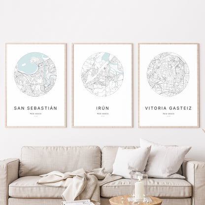 Trio d'affiches d'Irún, San Sebastián et Vitoria-Gasteiz dans un salon.