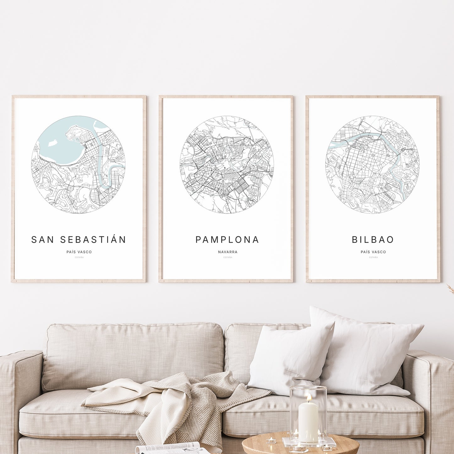 Trio d'affiches de Pamplona, San Sebastián et Bilbao dans un salon.