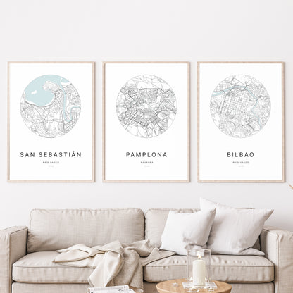 Trio d'affiches de Pamplona, San Sebastián et Bilbao dans un salon.