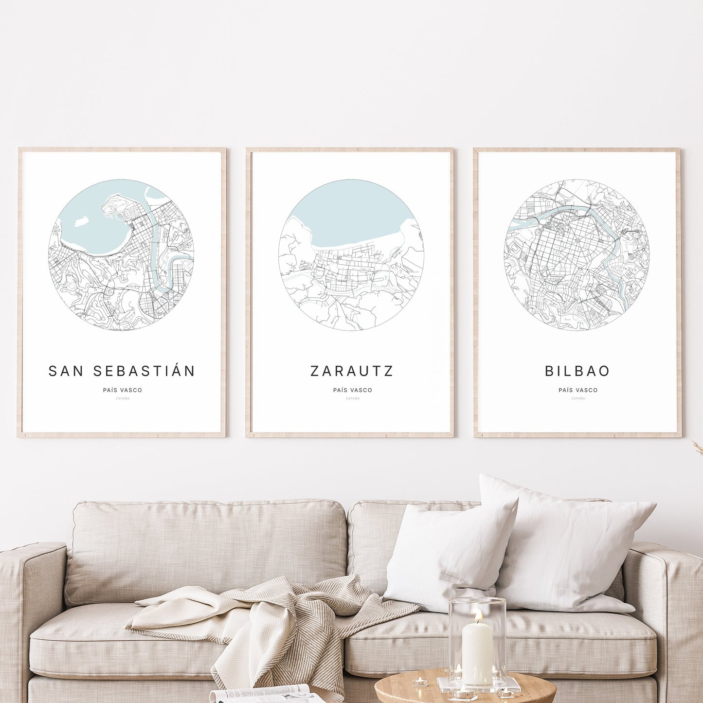 Trio d’affiches de Zarautz, San Sebastián et Bilbao dans un salon.