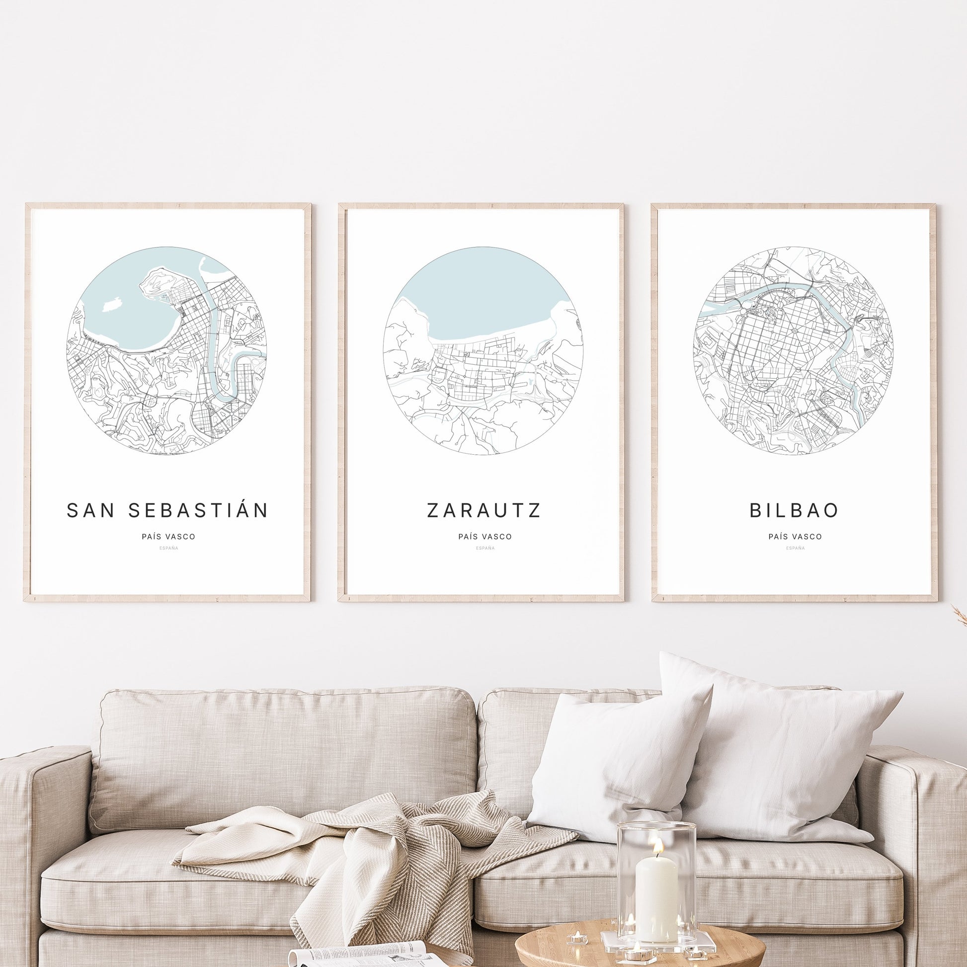 Trio d’affiches de Zarautz, San Sebastián et Bilbao dans un salon.