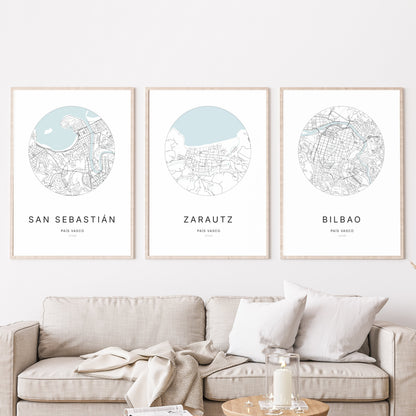 Trio d’affiches de Zarautz, San Sebastián et Bilbao dans un salon.
