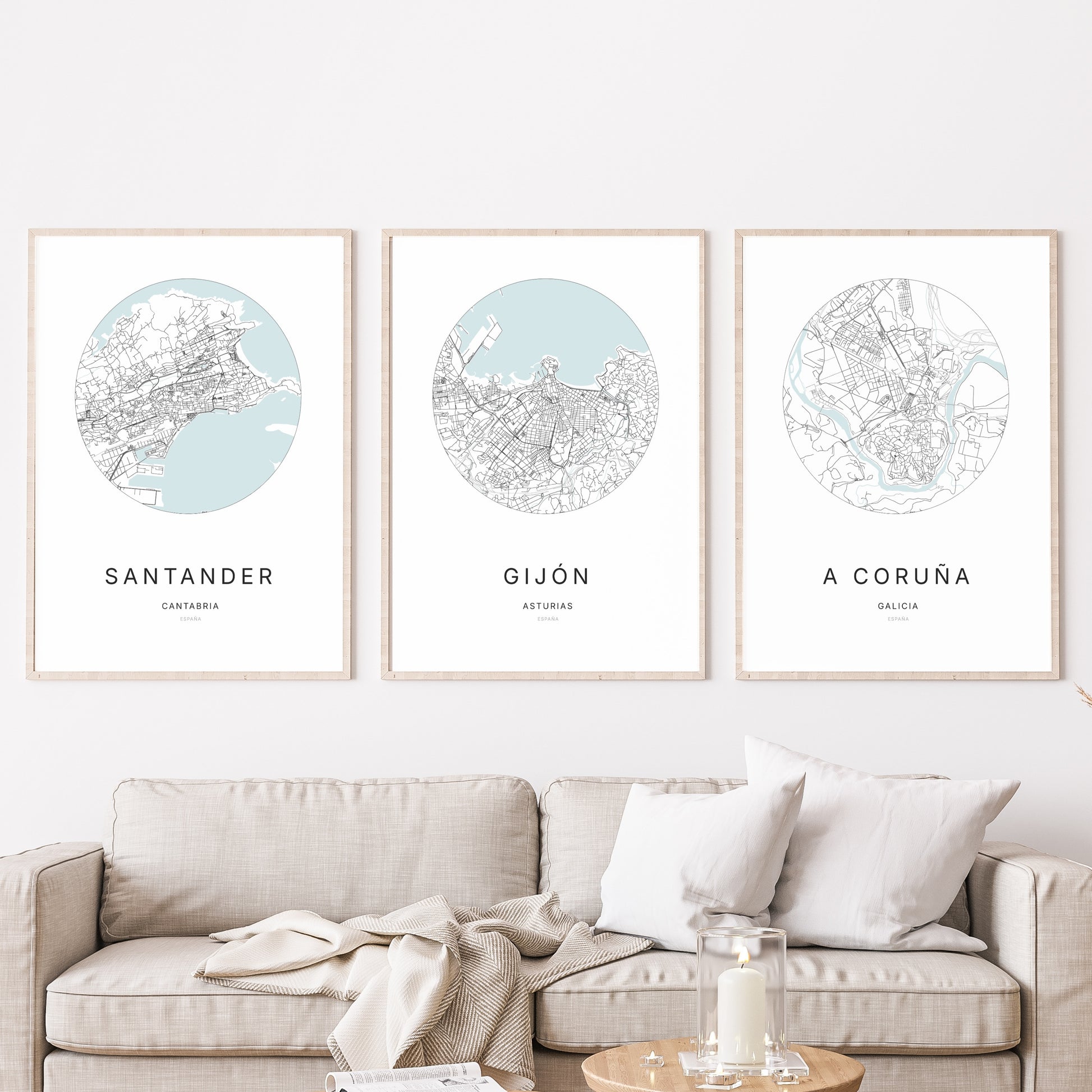 Trio d'affiches de Gijón, Santander et A Coruña dans un salon.