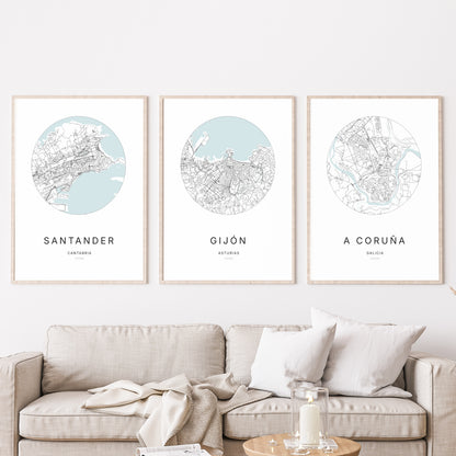 Trio d'affiches de Gijón, Santander et A Coruña dans un salon.