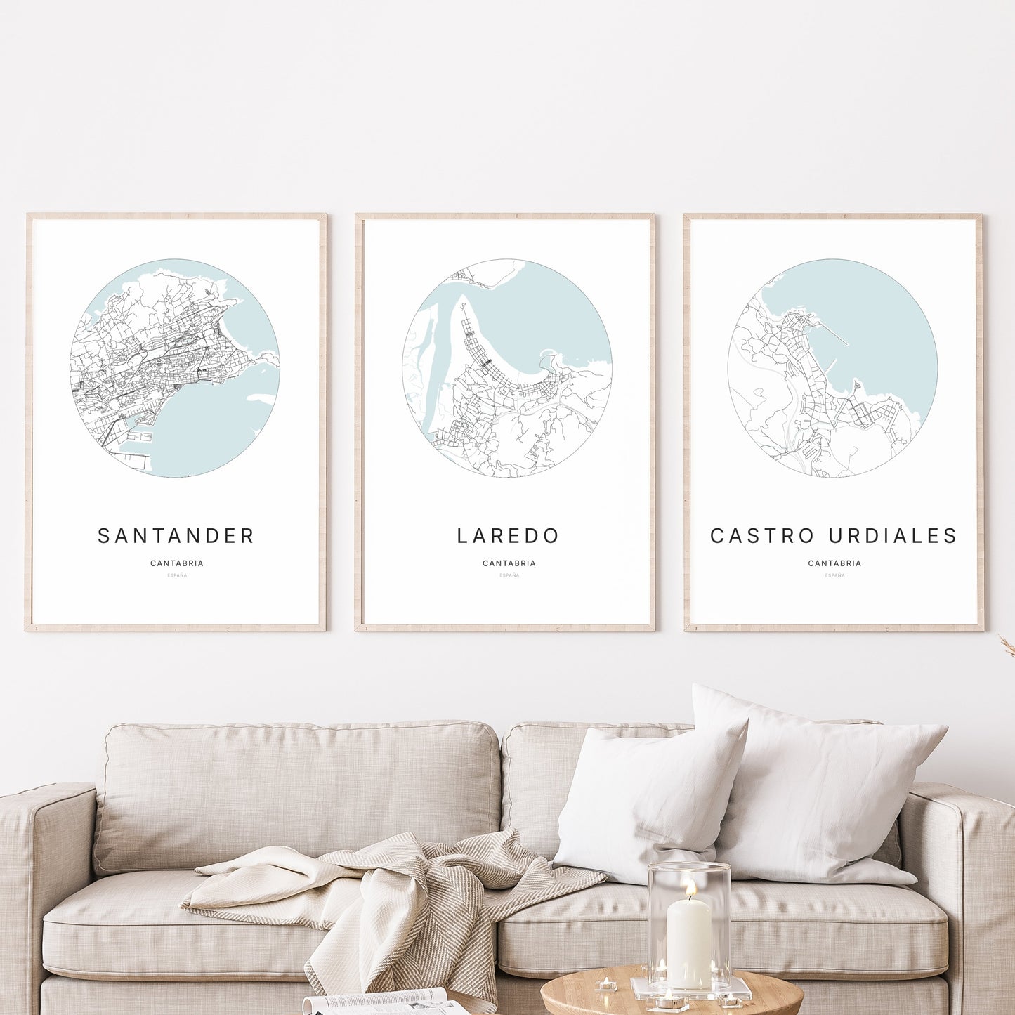 Trio d'affiches de Laredo, Santander et Castro Urdiales dans un salon.