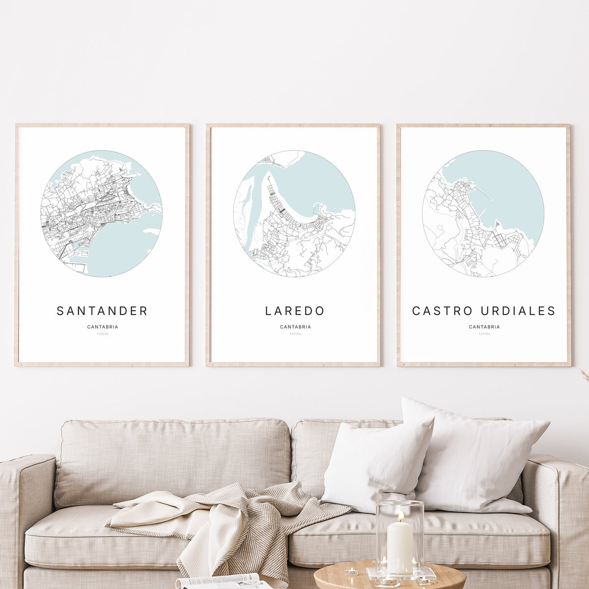 Trio d'affiches de Laredo, Santander et Castro Urdiales dans un salon.