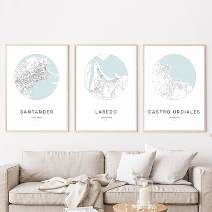 Trio d'affiches de Laredo, Santander et Castro Urdiales dans un salon.