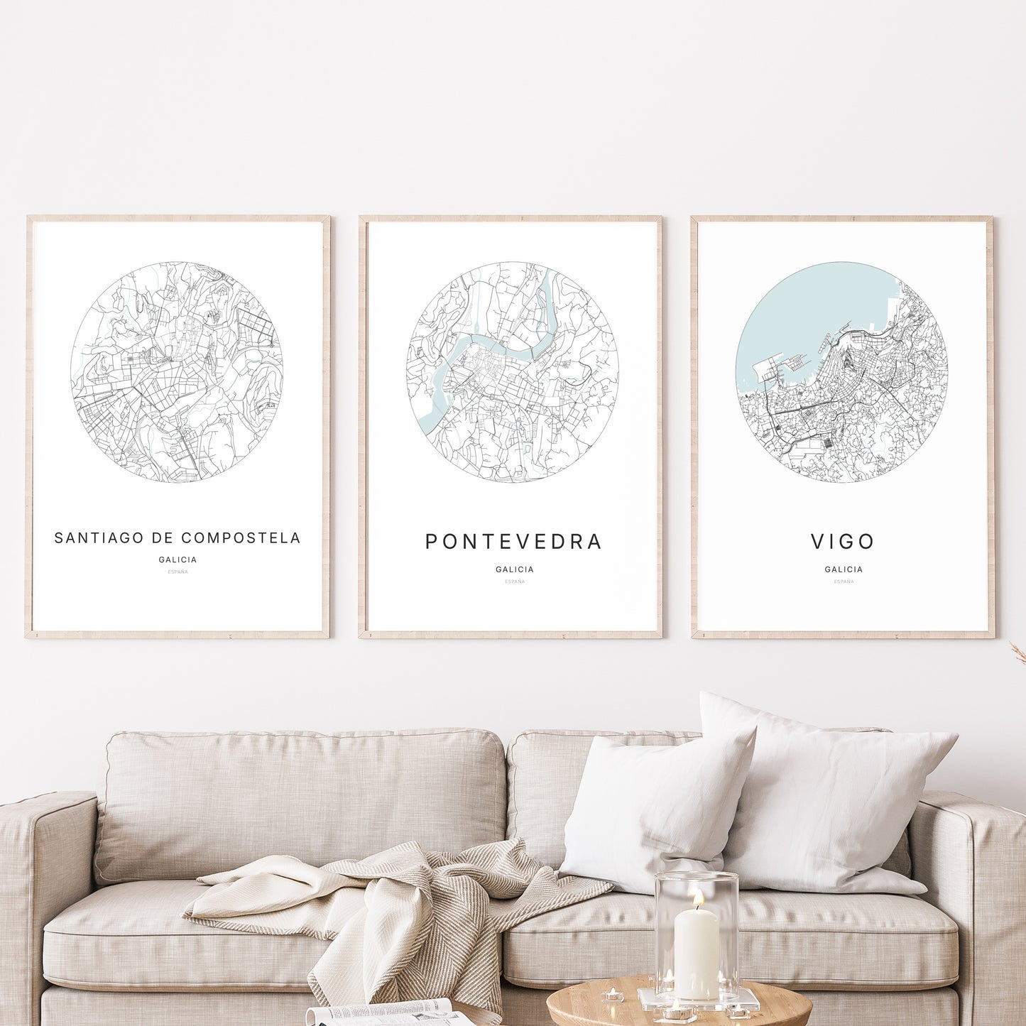 Trio d'affiches de Pontevedra, Santiago de Compostela et Vigo dans un salon.