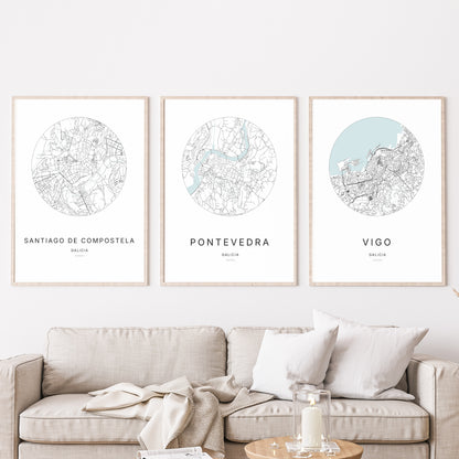 Trio d'affiches de Pontevedra, Santiago de Compostela et Vigo dans un salon.