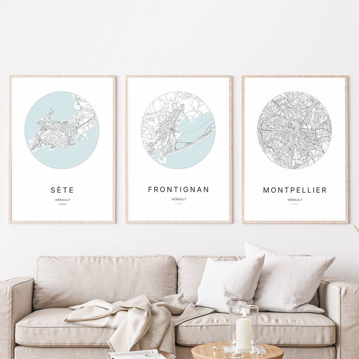 Trio d'affiches de Frontignan, Sète et Montpellier dans un salon.