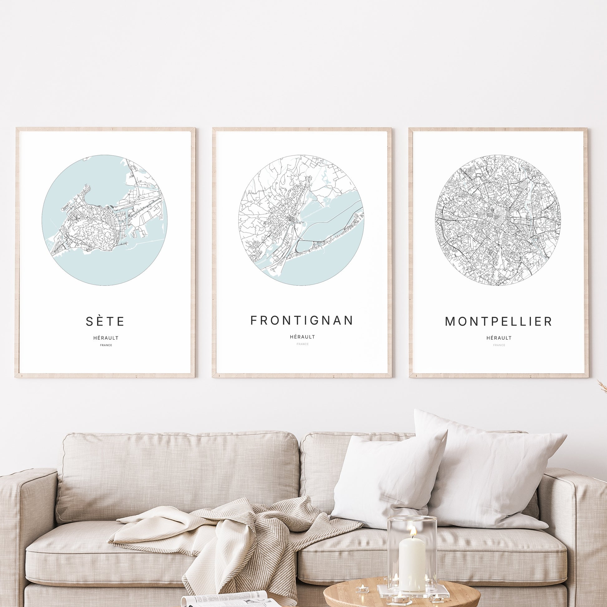 Trio d'affiches de Frontignan, Sète et Montpellier dans un salon.