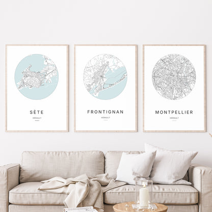 Trio d'affiches de Frontignan, Sète et Montpellier dans un salon.