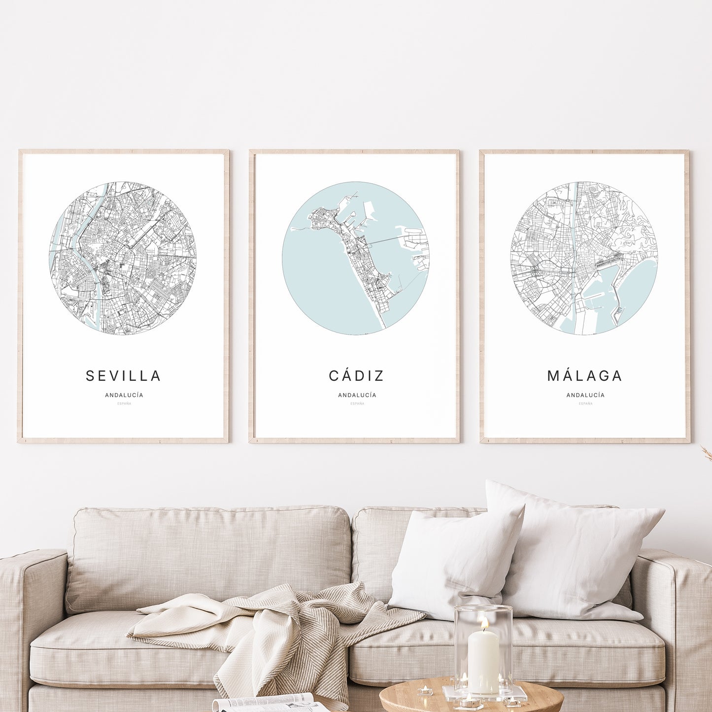 Trio d'affiches de Cádiz, Málaga et Sevilla dans un salon.