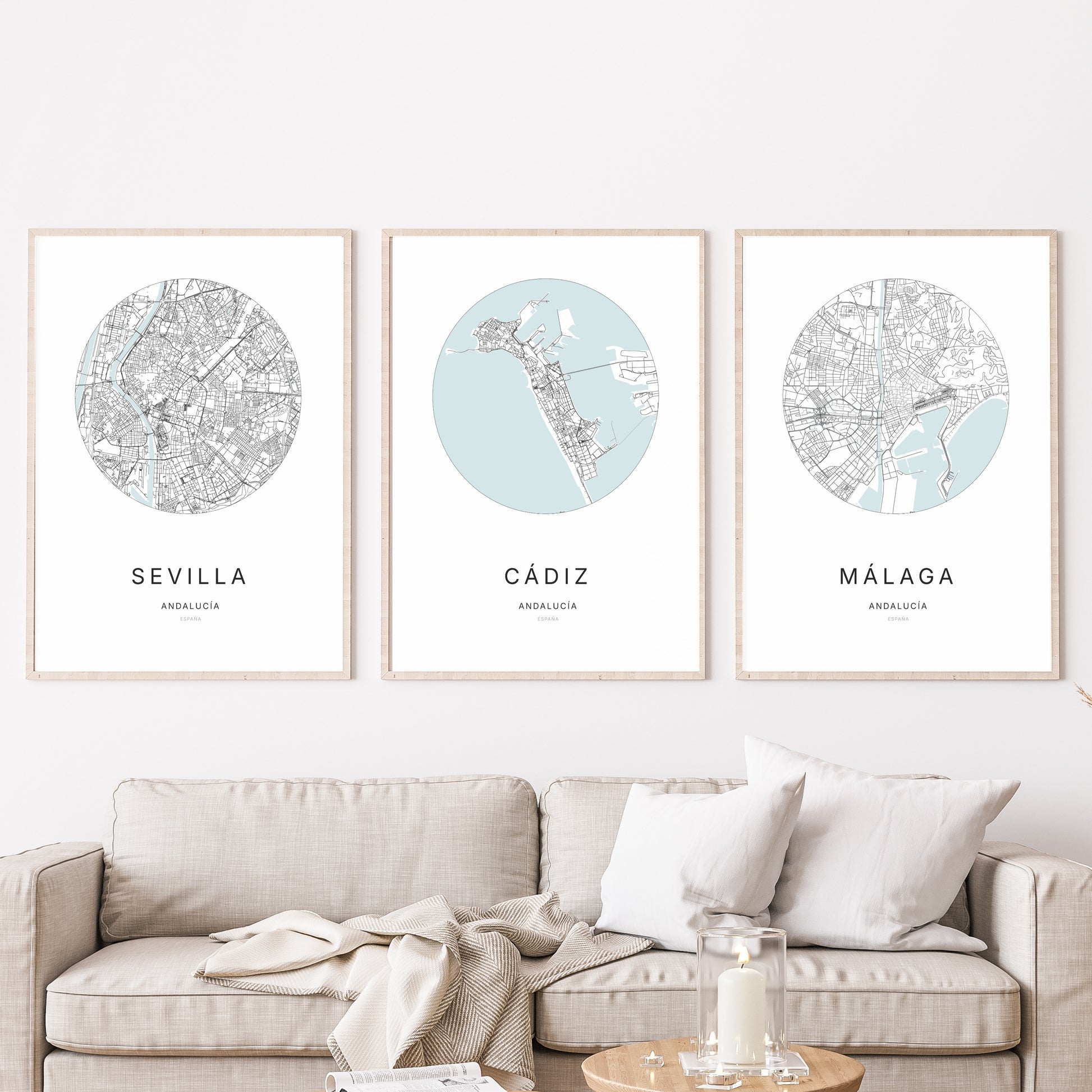 Trio d'affiches de Cádiz, Málaga et Sevilla dans un salon.