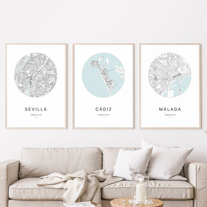 Trio d'affiches de Cádiz, Málaga et Sevilla dans un salon.