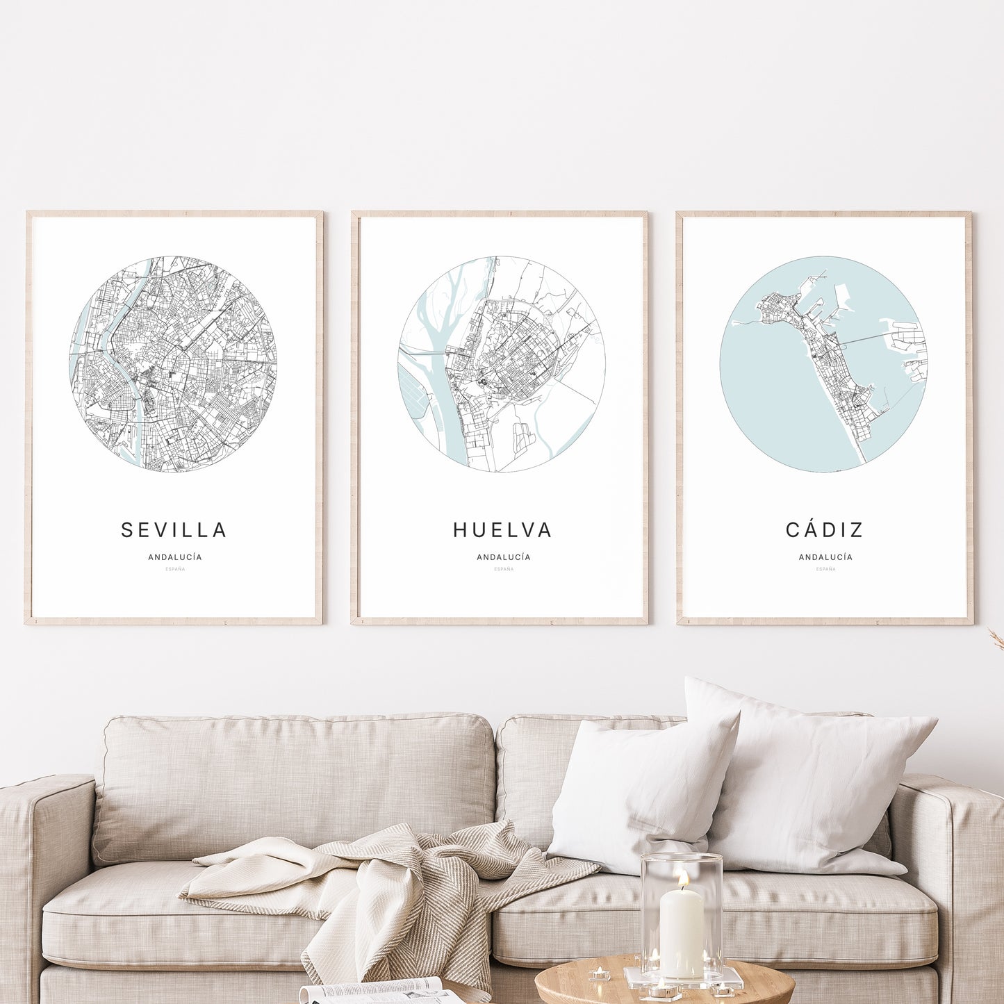 Trio d'affiches de Huelva, Sevilla et Cádiz dans un salon.