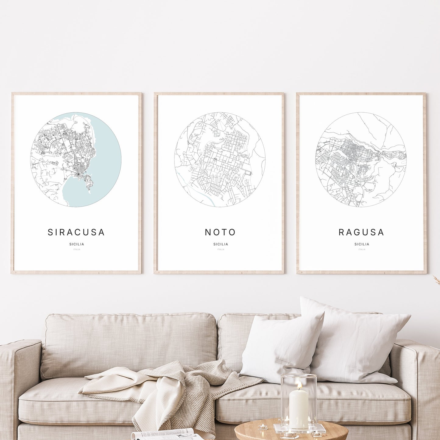 Trio d'affiches de Noto, Siracusa et Ragusa dans un salon.