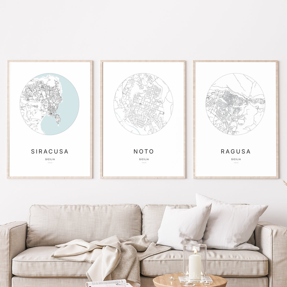 Trio d'affiches de Noto, Siracusa et Ragusa dans un salon.