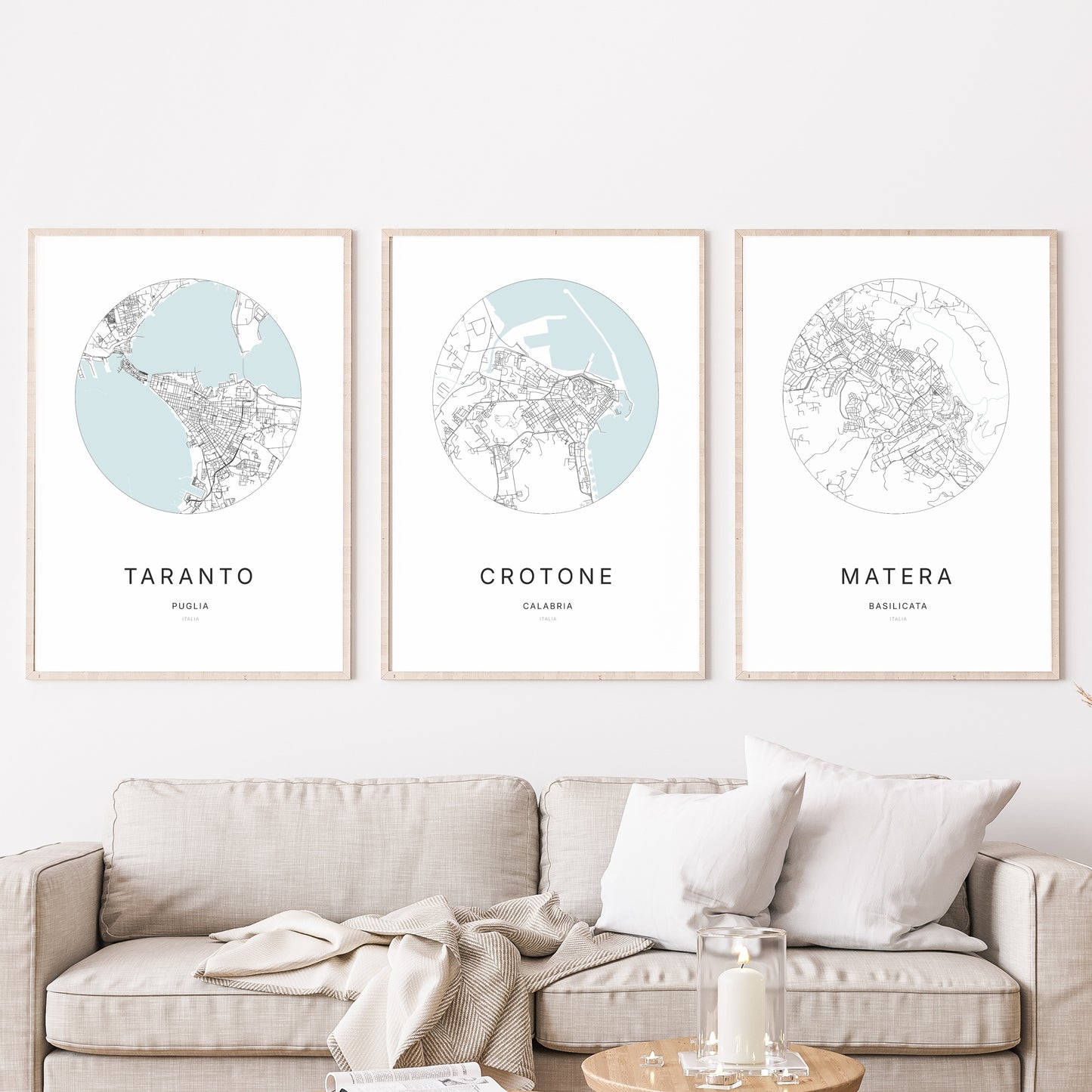 Trio d'affiches de Crotone, Taranto et Matera dans un salon.