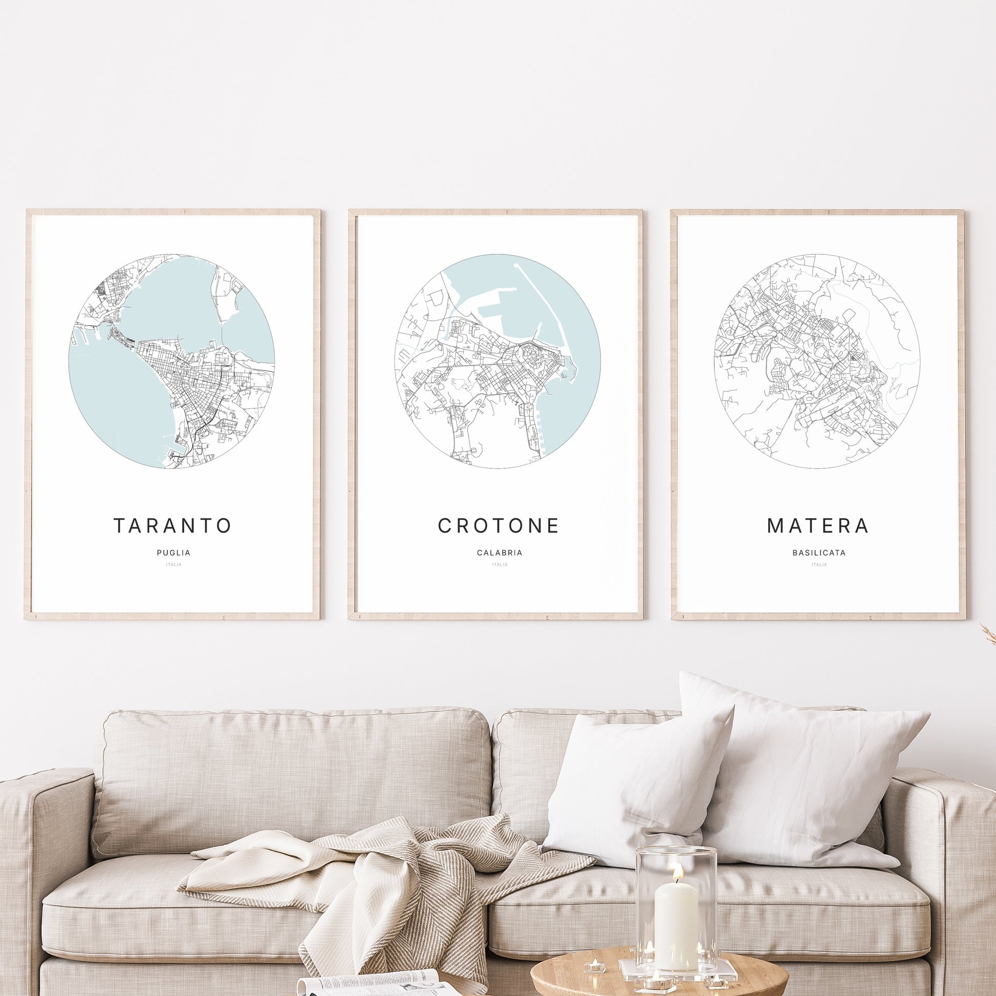 Trio d'affiches de Crotone, Taranto et Matera dans un salon.
