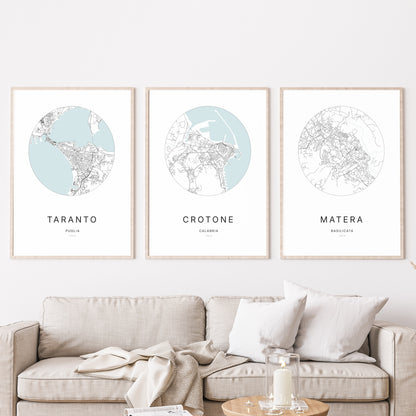 Trio d'affiches de Crotone, Taranto et Matera dans un salon.