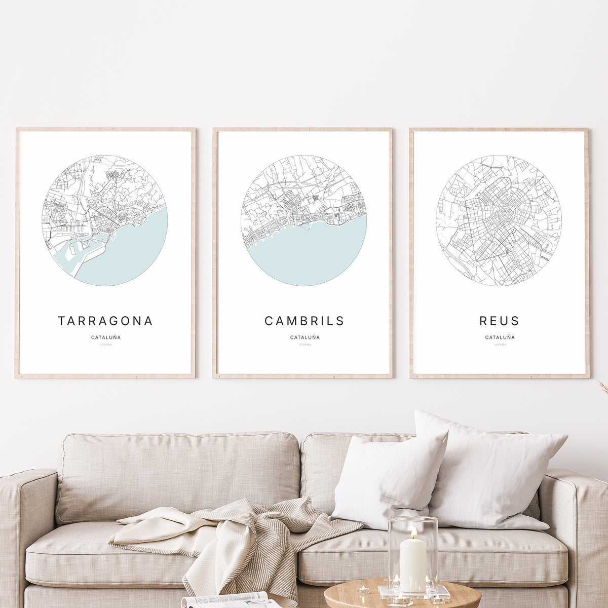 Trio d'affiches de Cambrils, Tarragona et Reus dans un salon.
