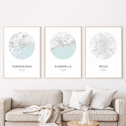 Trio d'affiches de Cambrils, Tarragona et Reus dans un salon.