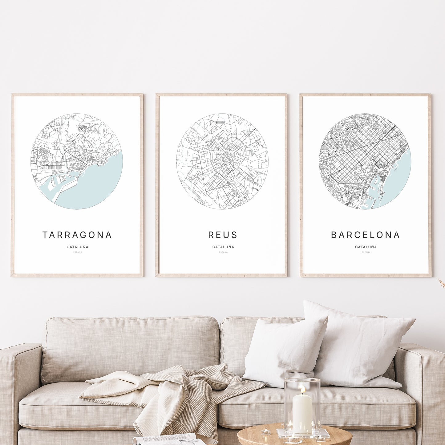 Trio d'affiches de Reus, Tarragona et Barcelona dans un salon.