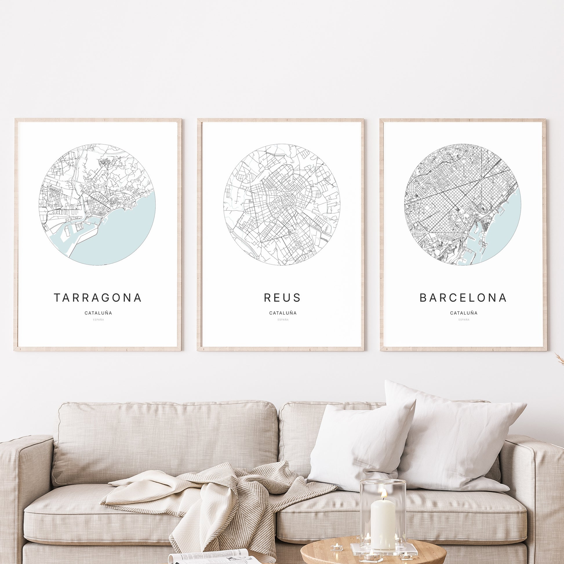 Trio d'affiches de Reus, Tarragona et Barcelona dans un salon.