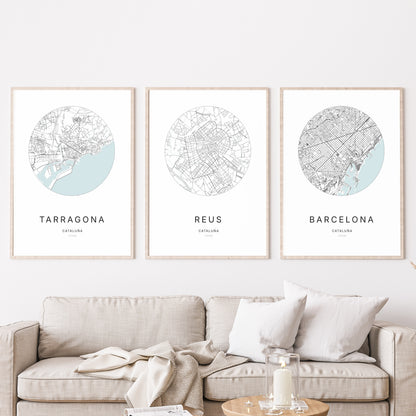 Trio d'affiches de Reus, Tarragona et Barcelona dans un salon.