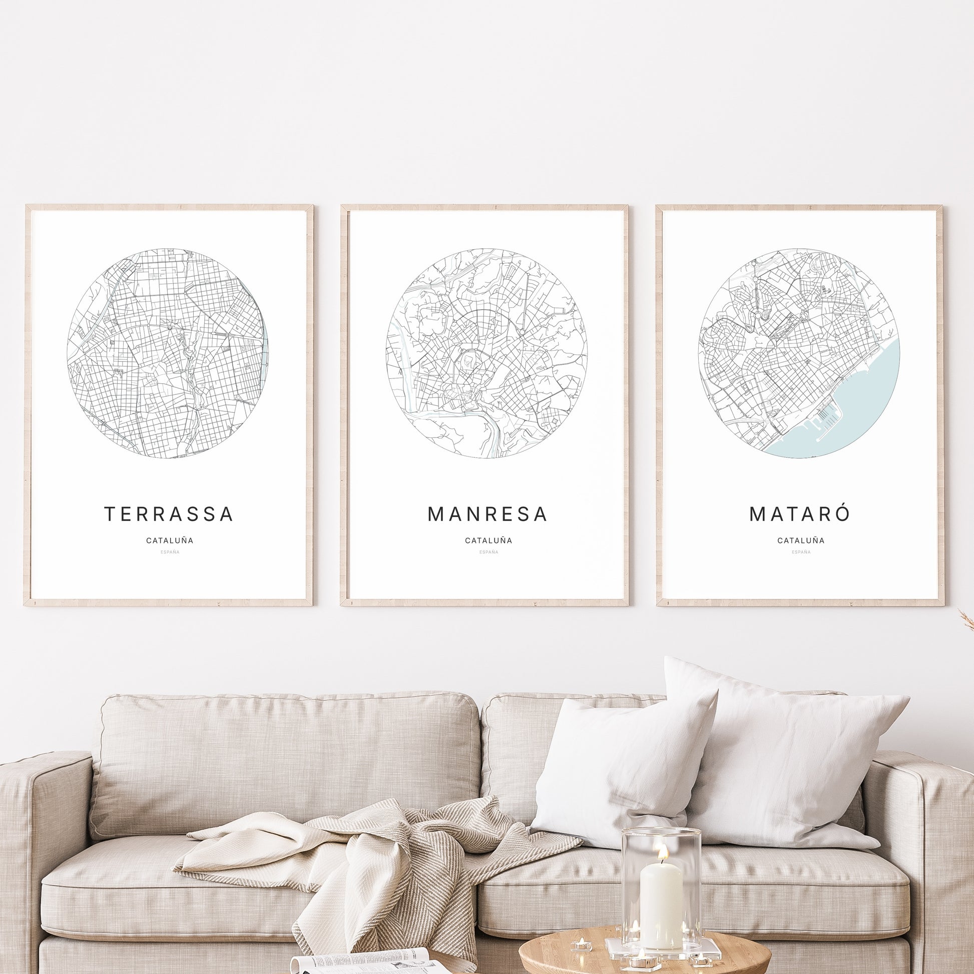 Trio d'affiches de Manresa, Terrassa et Mataró dans un salon.