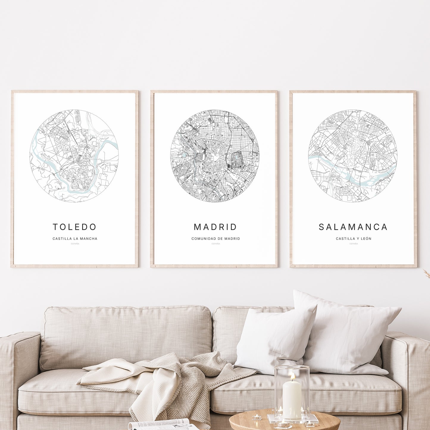 Trio d'affiches de Madrid, Toledo et Salamanca dans un salon.
