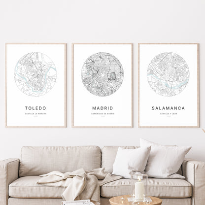 Trio d'affiches de Madrid, Toledo et Salamanca dans un salon.