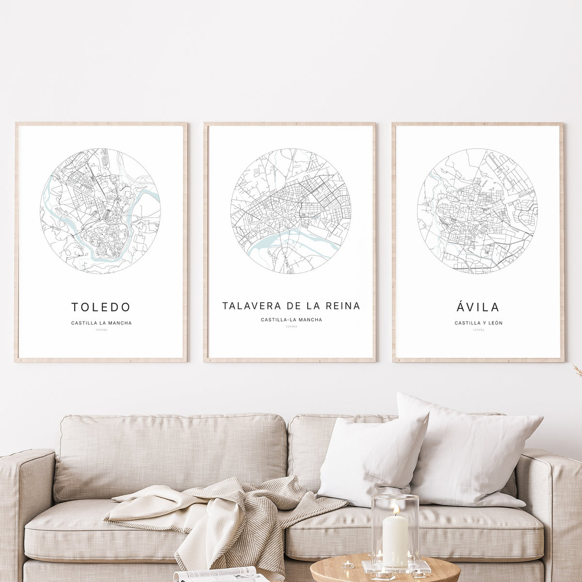 Trio d'affiches de Talavera de la Reina, Toledo et Ávila dans un salon.
