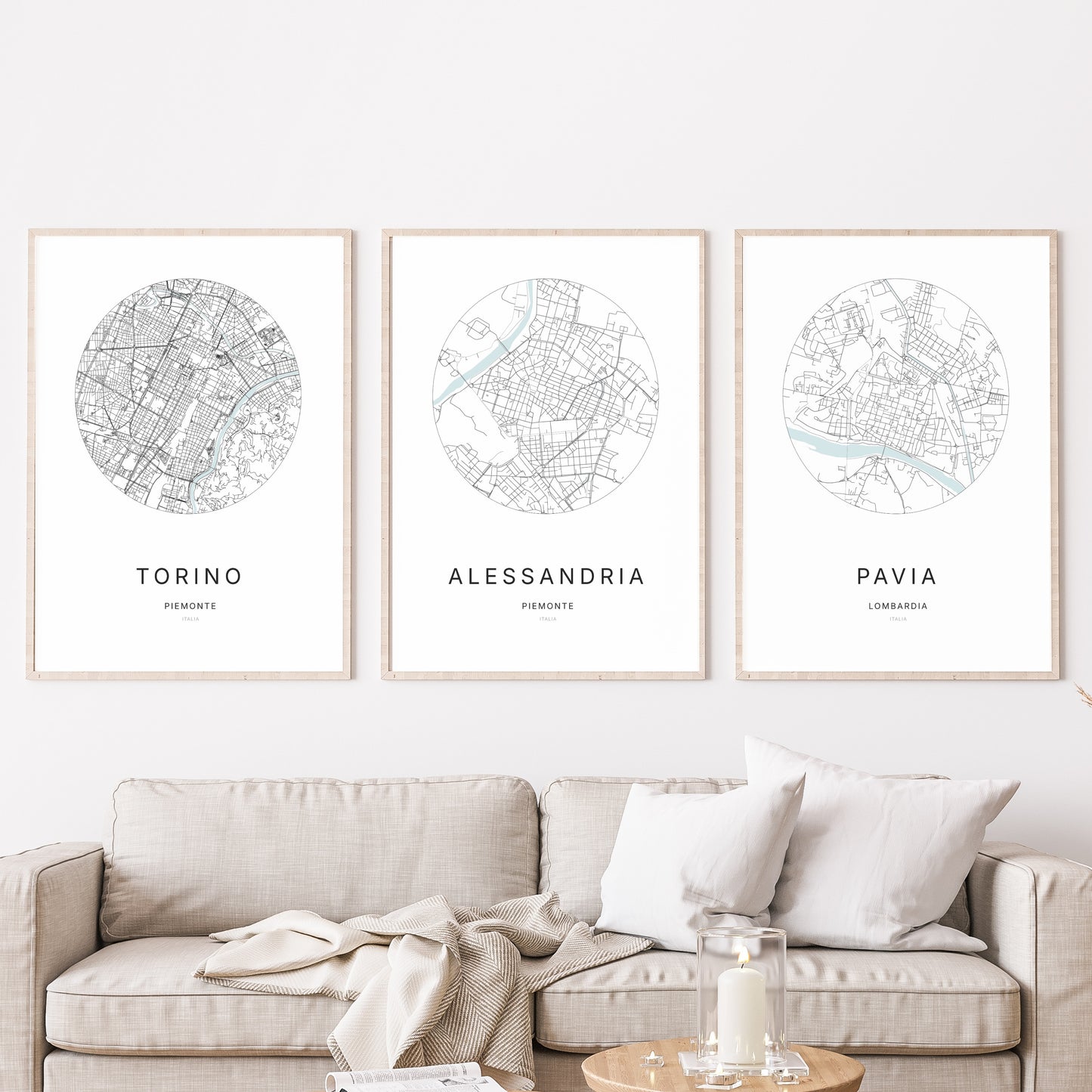 Trio d'affiches d'Alessandria, Torino et Pavia dans un salon.