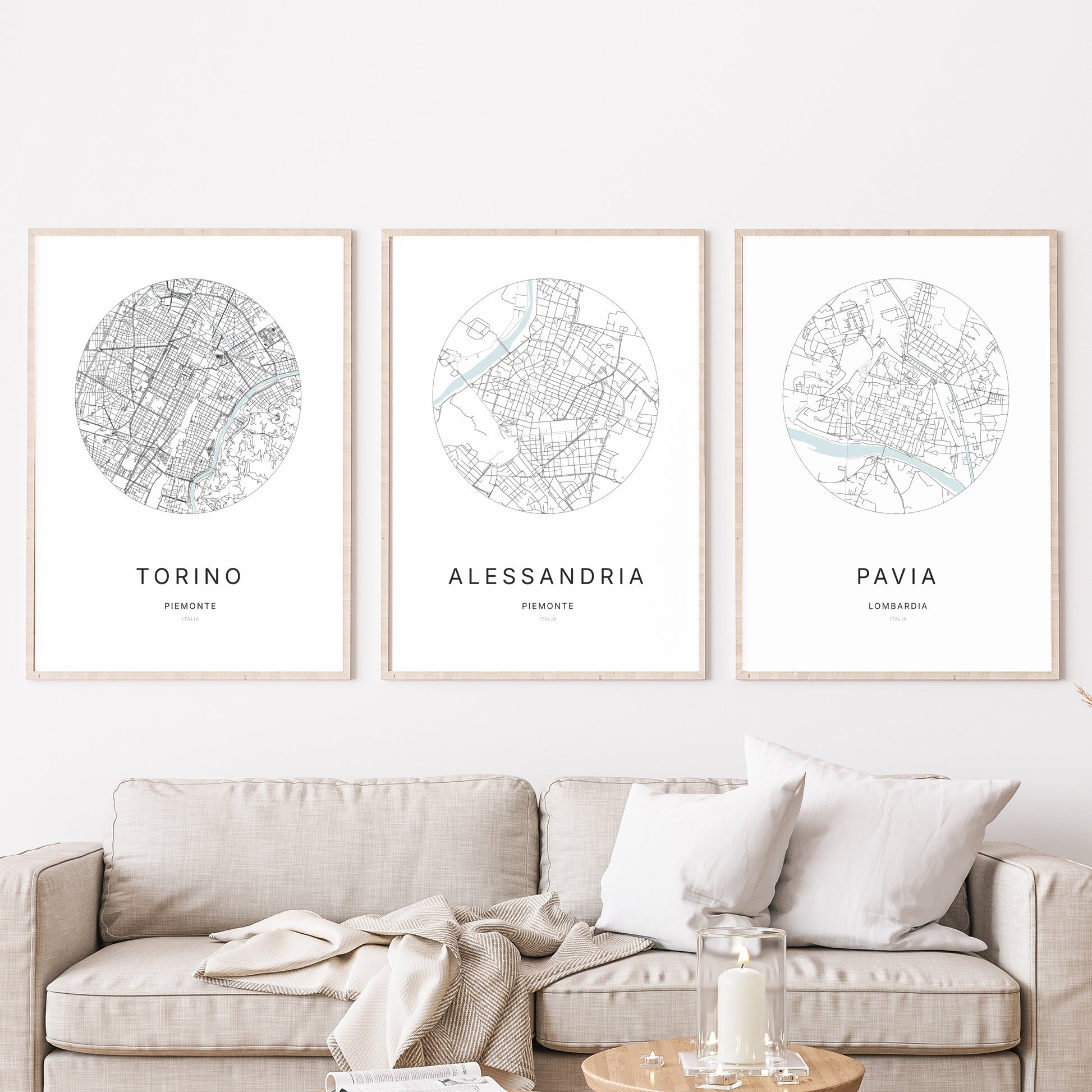 Trio d'affiches d'Alessandria, Torino et Pavia dans un salon.