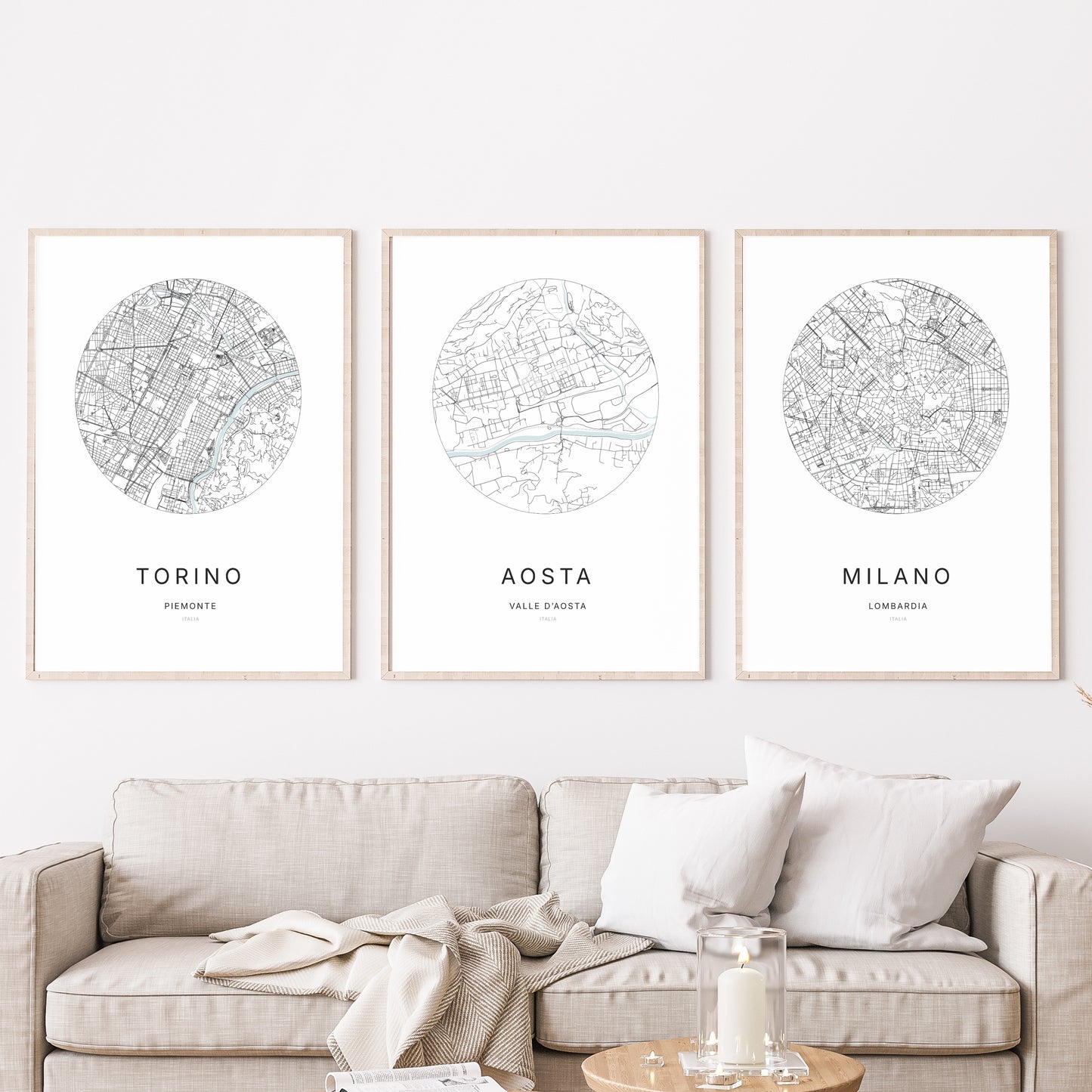 Trio d'affiches d'Aosta, Torino et Milano dans un salon.