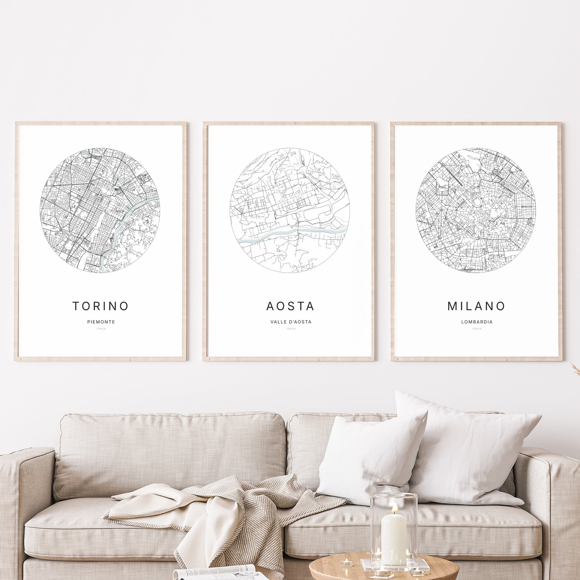 Trio d'affiches d'Aosta, Torino et Milano dans un salon.