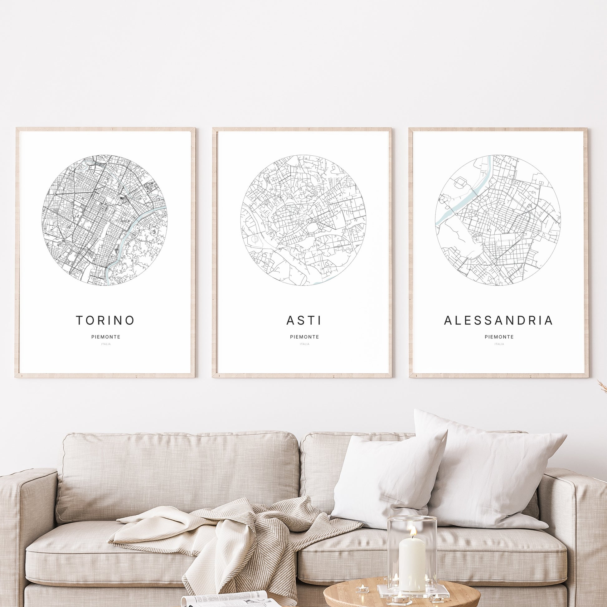 Trio d'affiches d'Asti, Torino et Alessandria dans un salon.